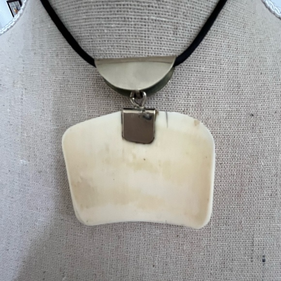 ✨ Large Vintage Bone & Garnet Pendant | Hand-Carved Artisan Heirloom - Picture 3 of 8